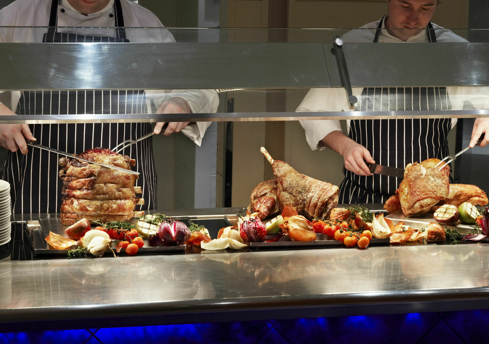 Strand Palace Londres Exterior foto Chef preparing a buffet